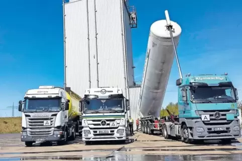 Bis zu vier mit Staub befüllte Silofahrzeuge docken an die Terrag-Anlage des Abfallwirtschaftszentrums im Rechenbachtal an. Durc