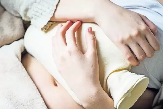 Heftige Schmerzen – meistens während und vor der Regelblutung – sind ein typisches Symptom der Endometriose. Heftige Schmerzen – meistens während und vor der Regelblutung – sind ein typisches Symptom der Endometriose.