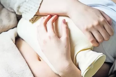 Heftige Schmerzen – meistens während und vor der Regelblutung – sind ein typisches Symptom der Endometriose.