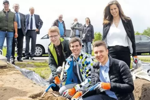 Talentierte Spargelstecher: die Radsportler Sascha Deringer, Timo Bichler und Elias Edbauer (vorne, von links) sowie Weinprinzes