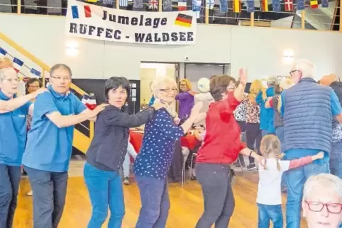 Funktioniert auch ohne Fremdsprachenkenntnisse: Ruffecer und Waldseer beim Tanzen.