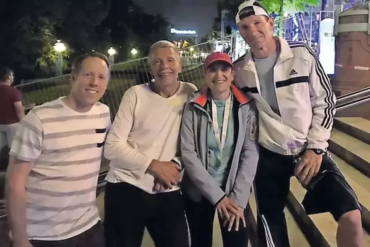 Christian Wendt, Norbert Grimm und Mirjam Lehmann (von links) mit ihrem Trainer Uwe Wenzel nach dem Mannheim-Marathon.