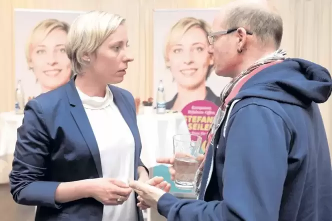 Die Kümmererin: Stefanie Seiler im Gespräch mit Besucher Stefan Wagner über die Obdachlosen-Versorgung bei einer Wahlveranstaltu