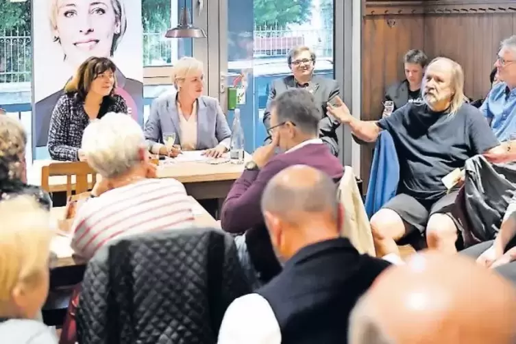 Vorbild: Stefanie Seiler im Gespr&auml;ch mit Jutta Steinruck (links).