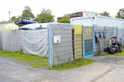 Die Container als Obdachlosenunterkunft mitten in Birkenheide – einladend ist anders. Hier wohnt der Bruder von Hava Gümüs im Mo