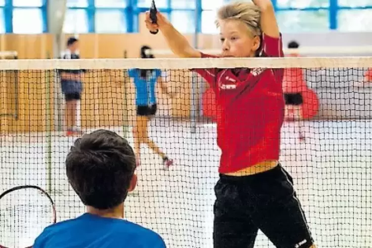 Voller Körpereinsatz: Die Nachwuchsspieler von U11 bis U17 sind beim Turnier des Badmintonvereins Kaiserslautern am Pfingstwoche