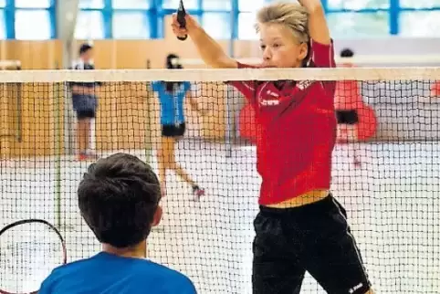Voller Körpereinsatz: Die Nachwuchsspieler von U11 bis U17 sind beim Turnier des Badmintonvereins Kaiserslautern am Pfingstwoche