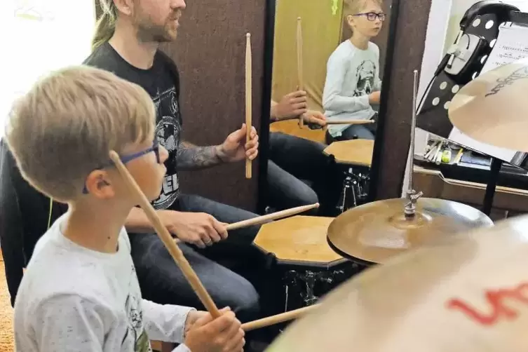 Schlagzeuglehrer Christian Majdecki spielt mit seinem Schüler Hugo (neun) auf dem Drumset.