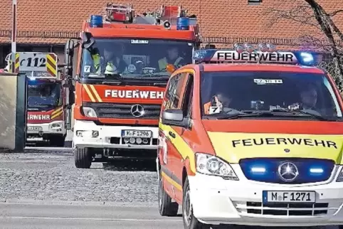 Die Blaulicht-Filmer warten darauf, dass die Einsatzfahrzeuge die Wache verlassen.