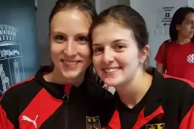 Grund zur Freude hat die Pirmasenserin Alena Bimber (rechts), hier mit ihrer Nationalmannschaftskollegin Veronique Lanzke. Foto: