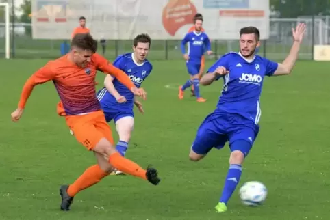 Am Mittwoch 1:1 gegen Rieschweiler, am Samstag endet die Saison und am 4. Juli geht’s weiter: der FC Speyer (ornagene Trikots). 