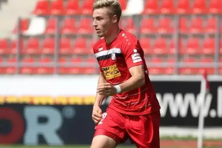 Junger Mittelstürmer: Elias Huth, hier noch im Trikot von RW Erfurt, bekommt beim FCK einen Dreijahresvertrag.  Foto: IMAGO