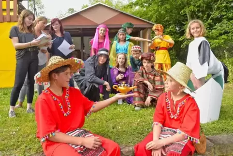 Mit „Sindbad, der kleine Seefahrer“ entführt die Jugendgruppe des Theaterkreises Bobenheim-Roxheim ins Morgenland. Foto: Balzari