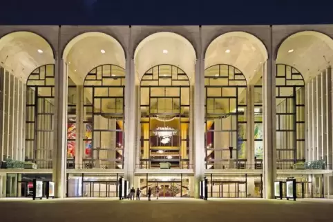 Das imposante Gebäude der New Yorker Metropolitan Opera im abendlichen Lichterschein.