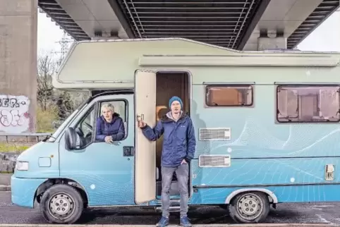 Das britische Künstlerduo „Action Hero“ reist mit dem Wohnmobil durch ganz Europa, um Stimmen für eine Song-Bibliothek einzusamm