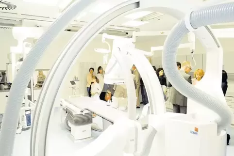 Blick in den Herzkatheter-Operationssaal der Kinderkardiologie an den Unikliniken.