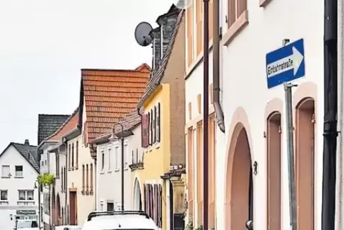 In der Friedhofstraße sind Autos bisher nur auf der linken Seite geparkt worden.