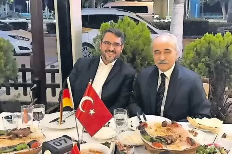 Nie ohne Nationalfahnen: Oberbürgermeister Marc Weigel und Bürgermeister Ibrahim Genç.