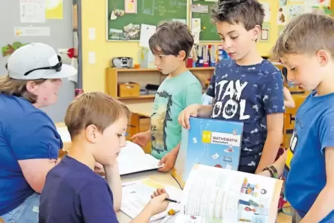 Bei den Hausaufgaben: Die Hortkinder der ersten und zweiten Klasse zeigen Erzieherin Susanne Daßler, was sie an diesem Nachmitta