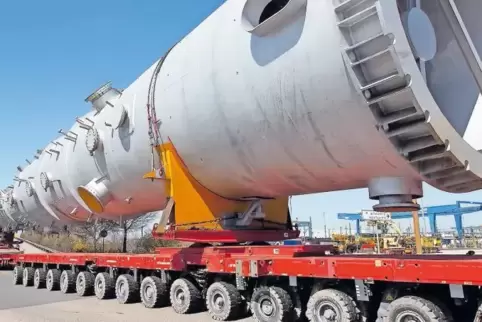 Bei Schwertransporten müssen die BASF-Mitarbeiter viele Details beachten. Zum Beispiel, auf wie vielen Achsen man große Gewichte