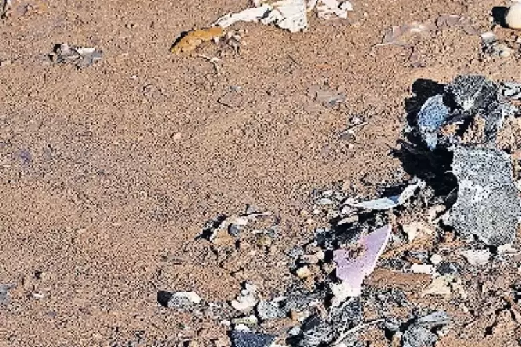 Teile von Betonfaserplatten, Plastik, Asphalt.