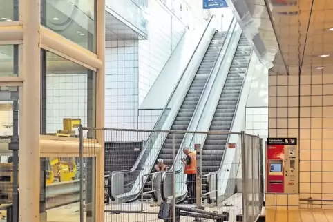 Vielleicht geht es bald wieder störungsfrei aufwärts. Zu den Bahnsteigen am Bahnhof Mitte führen bald neue Rolltreppen.