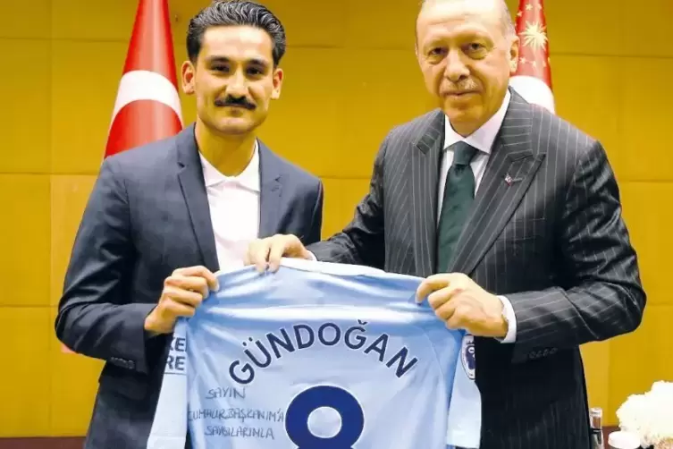 London, 13. Mai: Ilkay G&uuml;ndogan, Profi beim englischen Meister Manchester City, &uuml;berreicht Erdogan ein Trikot mit Widmung.