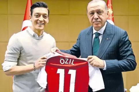 Mesut Özil, Fußball-Weltmeister und Spielmacher bei Arsenal London, schenkte dem türkischen Präsidenten ebenfalls ein Trikot.