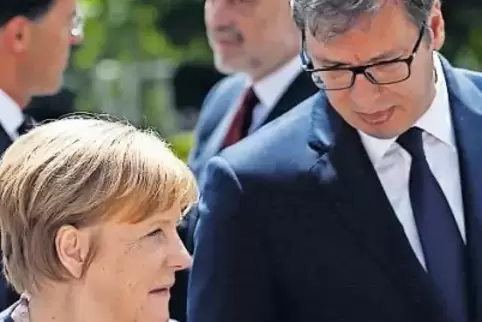 Zweifelhafter Favoritenstatus: Serbiens Präsident Aleksandar Vucic mit Kanzlerin Angela Merkel beim Westbalkangipfel gestern in 