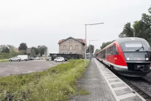 Mit Betonsteinpflaster soll der Park-and-Ride-Parkplatz am Bahnhof befestigt werden. Knapp 200.000 Euro will die Gemeinde invest