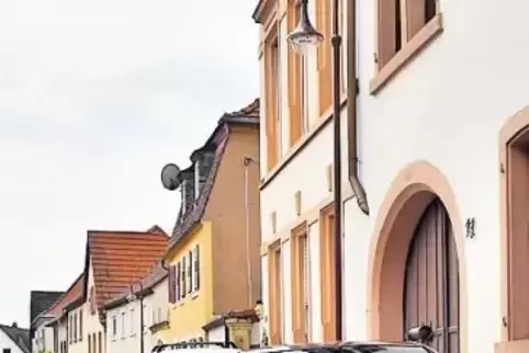 In der Friedhofstraße werden Autos bisher nur auf der linken Seite geparkt.