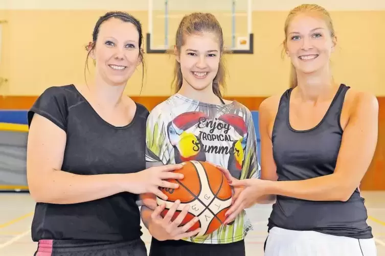 Stolz dabei zu sein: Noelia Sammet vom TV Dürkheim (Mitte) zusammen mit den Pfalzauswahltrainerinnen, Melanie Schütz (links) und