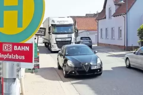 Die Durchfahrtsstraße wird gesperrt. Im Zuge der Arbeiten werden die beiden Bushaltestellen barrierefrei ausgebaut.