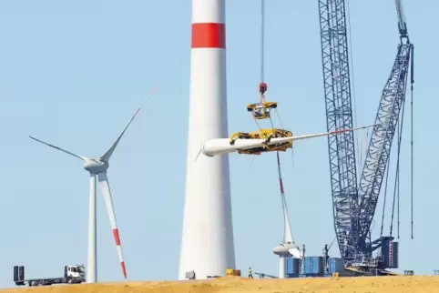 Im April wurden die Rotorblätter der ersten beiden Anlagen montiert. Die rund 60 Meter langen und über zehn Tonnen schweren Roto