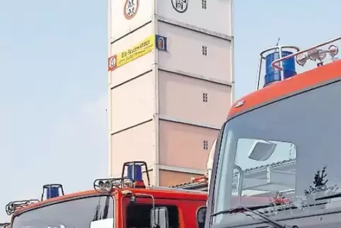Feuerwehrleute können in Zukunft den zum Fahren der Einsatzfahrzeuge benötigten Lkw-Führerschein kostenlos machen.