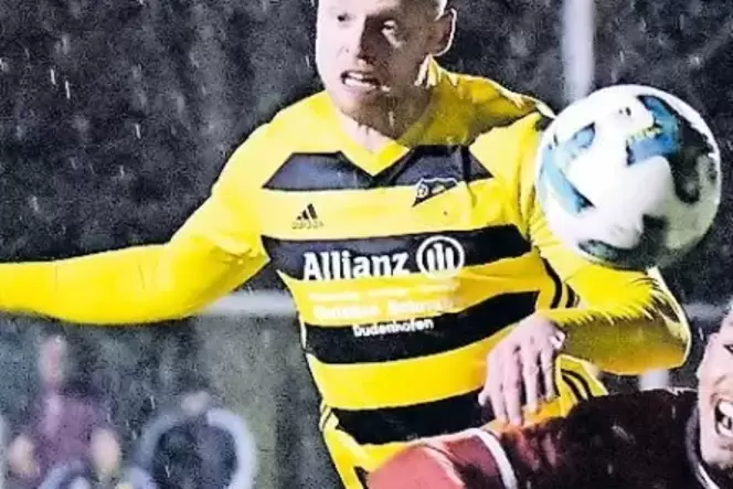 Beißt heute wohl noch einmal auf die Zähne: Dudenhofens angeschlagener Innenverteidiger Kevin Hoffmann.