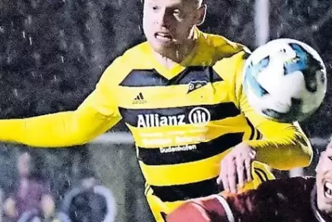 Beißt heute wohl noch einmal auf die Zähne: Dudenhofens angeschlagener Innenverteidiger Kevin Hoffmann.