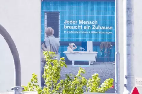 Der Caritas-Verband hat bundesweit eine Aktion für bezahlbaren Wohnraum gestartet. Ins Auge fallen seine Plakate unter dem Motto