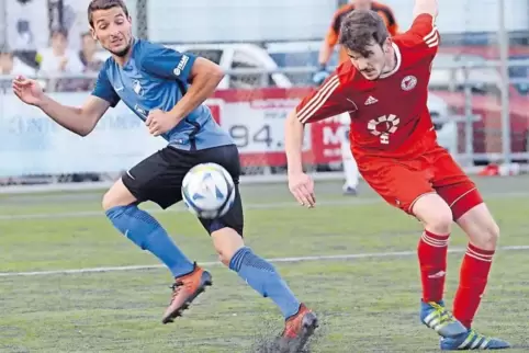 Konter verhindern: Wie im Pokalendspiel gegen Altdorf-Böbingen müssen Volkan Candar (rotes Trikot) und seine Mitspieler auf die 