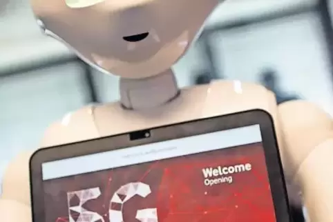 Roboter Pepper begrüßt Anfang Mai Gäste zur Eröffnung des Vodafone 5G Lab in Düsseldorf. In dem Labor für den Mobilfunkstandard 