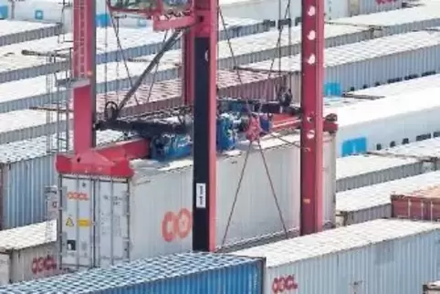 Der Export Deutschlands und vieler anderer EU-Länder läuft auf vollen Touren. Unser Bild zeigt Container im Jade-Weser-Port in W