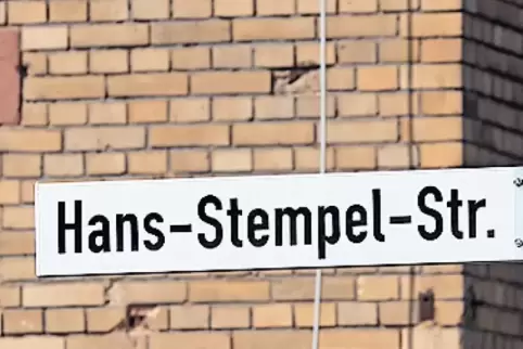 Nach dem aus Landau stammenden Kirchenpräsidenten ist in der Südstadt eine Straße benannt.