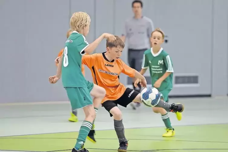 Kleine Profis am Ball: Die Haßlocher Grundschüler (in Orange) besiegten die Konkurrenz aus Meckenheim und sicherten sich später 
