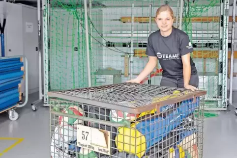 FSJlerin Annika Hörl bereitet eine Übungsstunde in der TSG-Sporthalle vor.