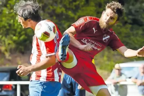 Da war von Aufstiegskampf von keine Rede: Obersimtens Patrick Wiktorski ist in dieser Szene mit langem Bein eher am Ball als SG 