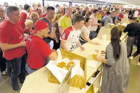 In der Pause muss es schnell gehen: durstige und hungrige Fans an der Theke im Foyer.