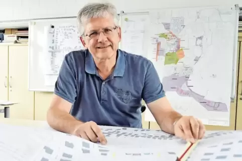 Bauabteilungsleiter Thomas Krauß mit dem Entwurf für die Sanierung der Theodor-Heuss-Straße.