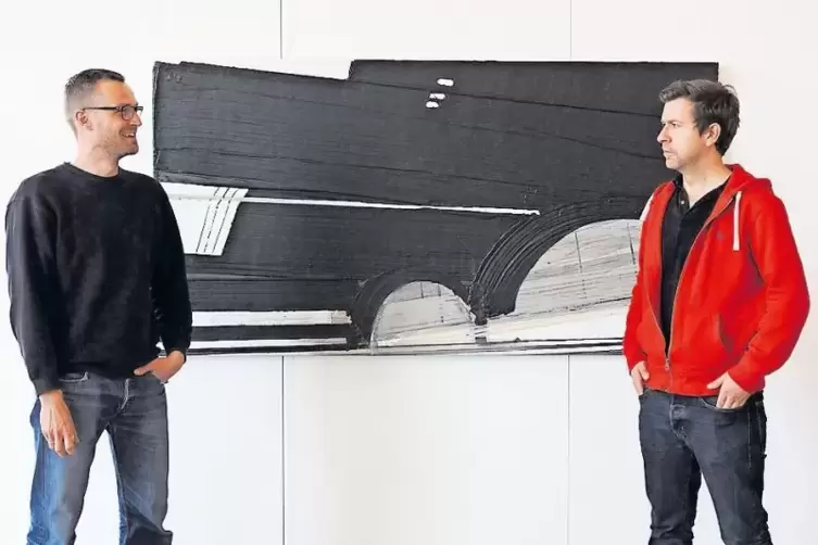 Robert Seidel (links) und Titus Schade vor dem Bild Hauptbahnhof von Wolfram Ebersbach – eine Ausstellung im vergangenen Jahr.