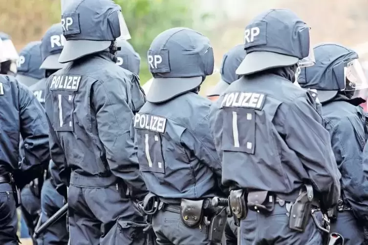 Bei sogenannten Risikospielen im Fritz-Walter-Stadion ist Bereitschaftspolizei im Einsatz, um Ausschreitungen zu verhindern und 