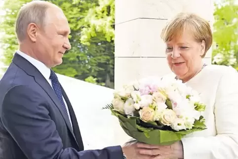 Rosen für den Gast aus Berlin: Kremlchef Putin empfängt Kanzlerin Merkel in Sotschi am Schwarzen Meer.